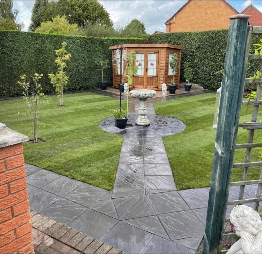 Slate Patio & Circular Feature